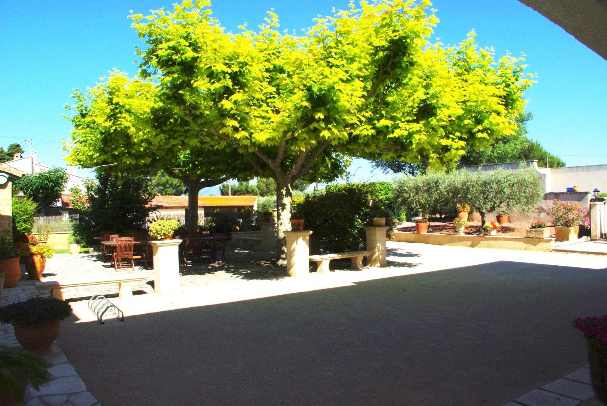 Le Mas De L'Amandier Saint-Saturnin-lès-Avignon Exterior foto