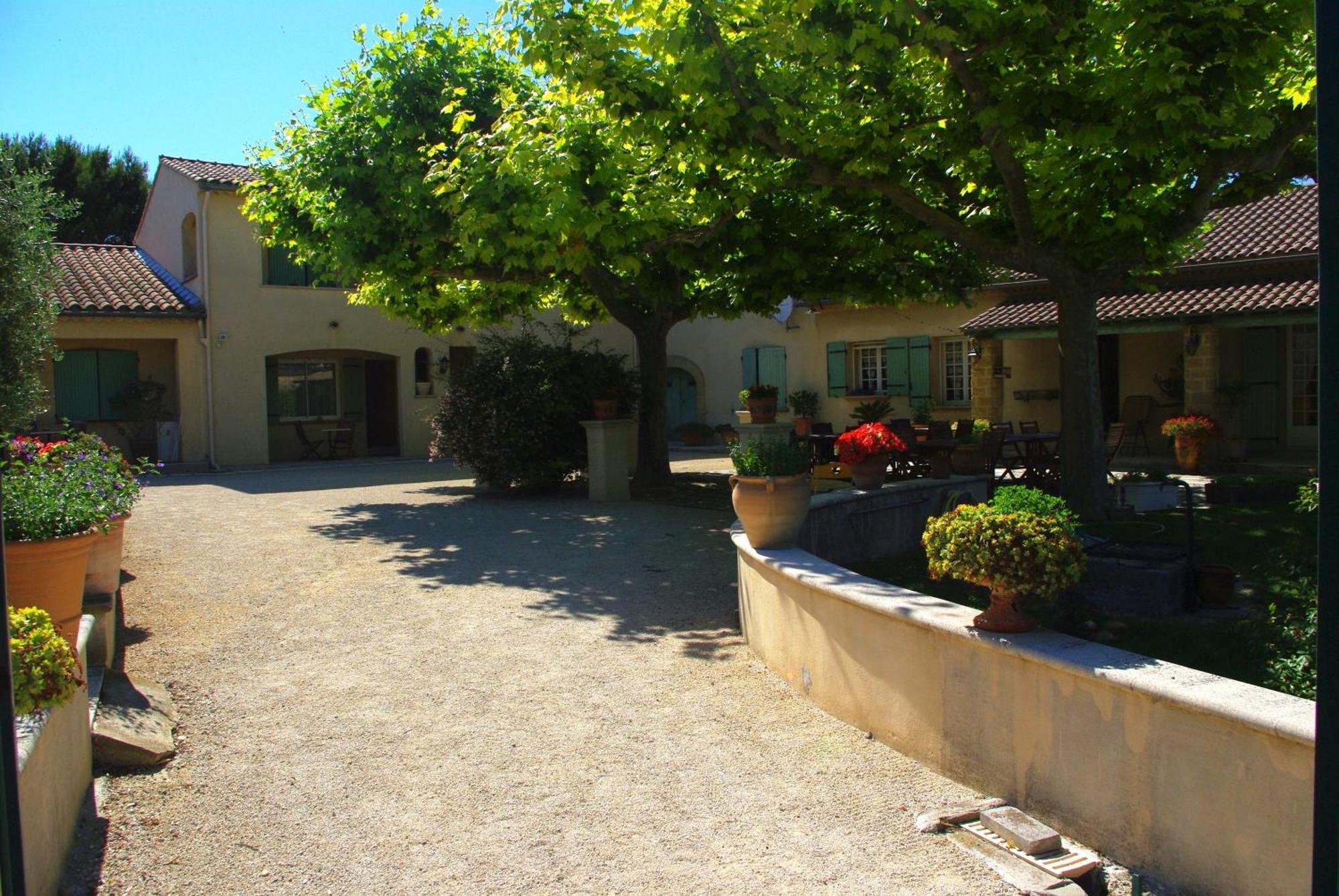 Le Mas De L'Amandier Saint-Saturnin-lès-Avignon Exterior foto